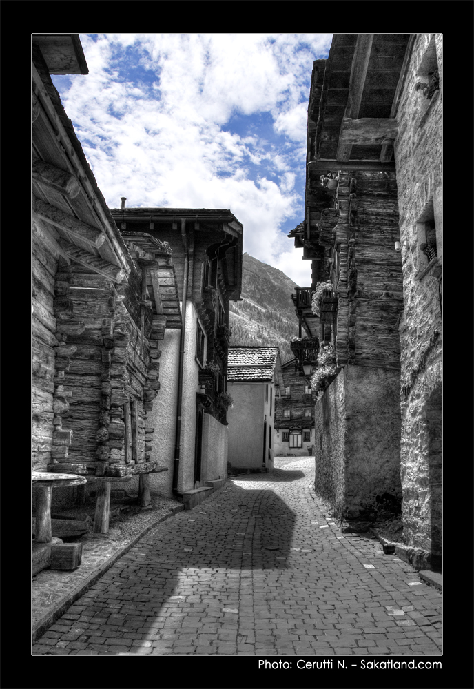Grimentz_BaladeBWBlue.jpg