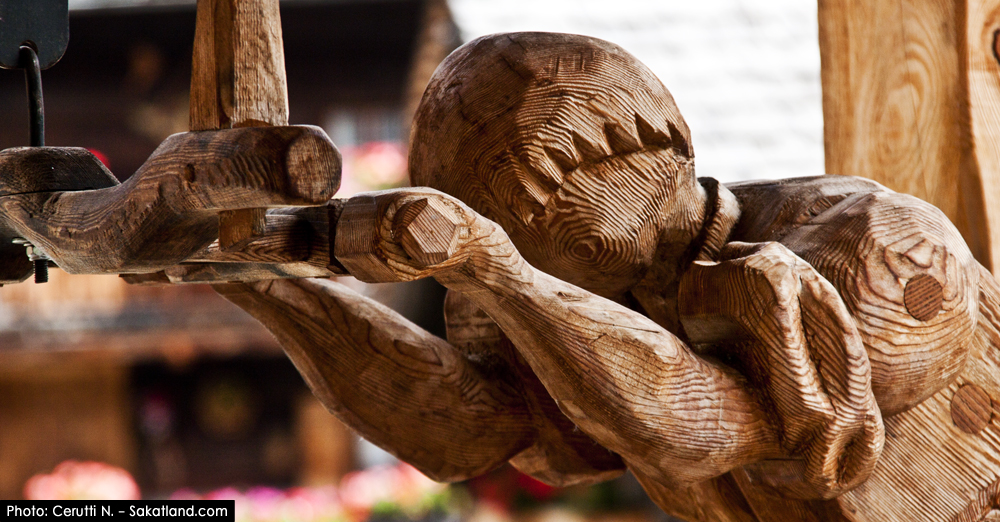 Grimentz_Statue_Bonhomme.jpg